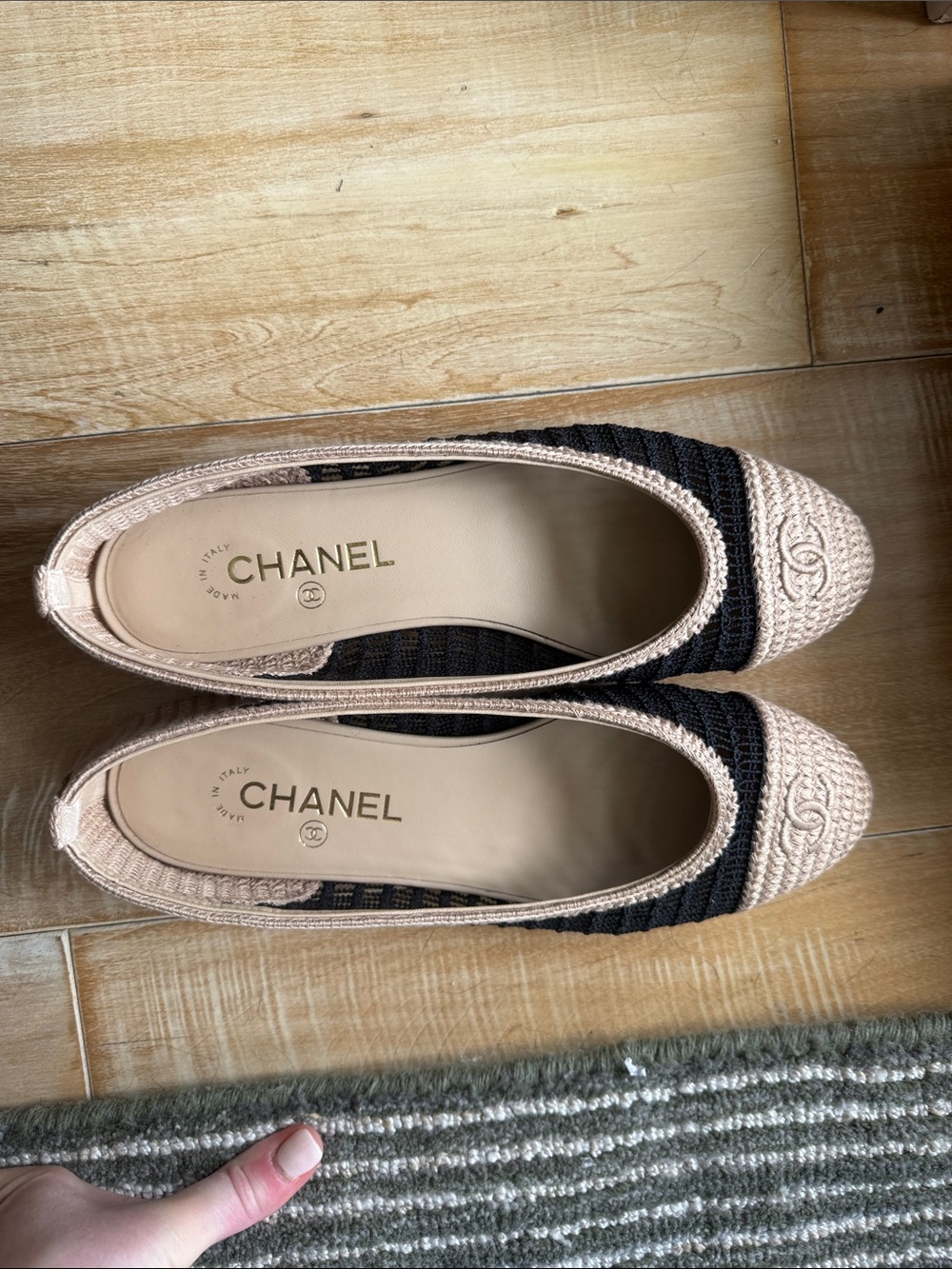CHANEL Beige and Black Crochet Pointed-Toe Flats - Picture 6 of 7